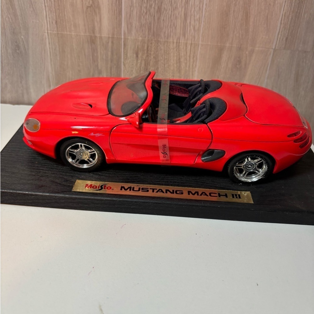 Maisto Mustang Mach III Red Model 1:18 Scale Die Cast Car - Picture 2 of 4